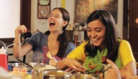 Una de las escenas de la película Margarita with a straw (la protagonista en silla de ruedas come con otra chica con ceguera