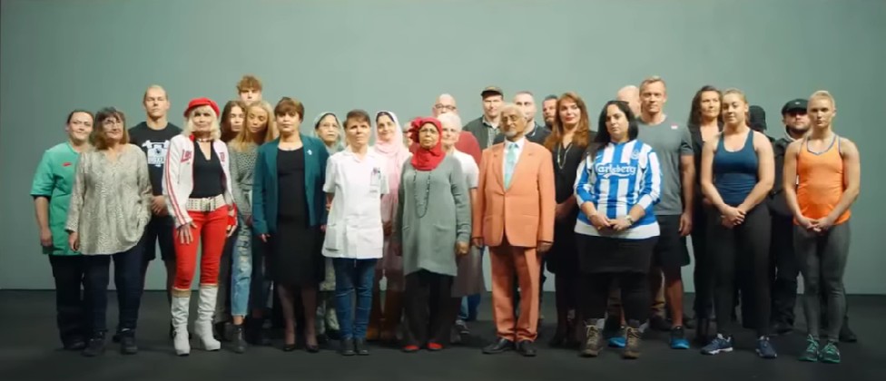 Personas diversas posando para foto