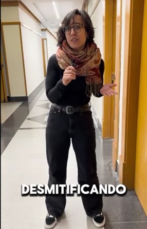 Chica explicando cómo la ONCE desmitifica estereotipos asociados a la edad de las personas