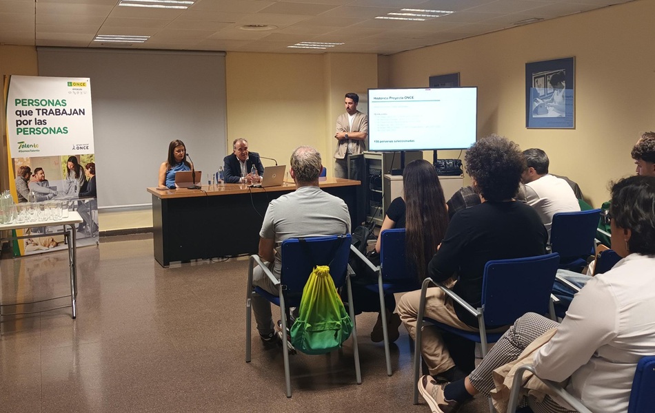 Asistentes al Talent Talk de espaldas y, al fondo, frente a ellos se ve a Virginia Castellano (directora general adjunta de Organización, Talento y Recursos) y a Luis Natalio Royo (delegado territorial de la ONCE en Madrid)